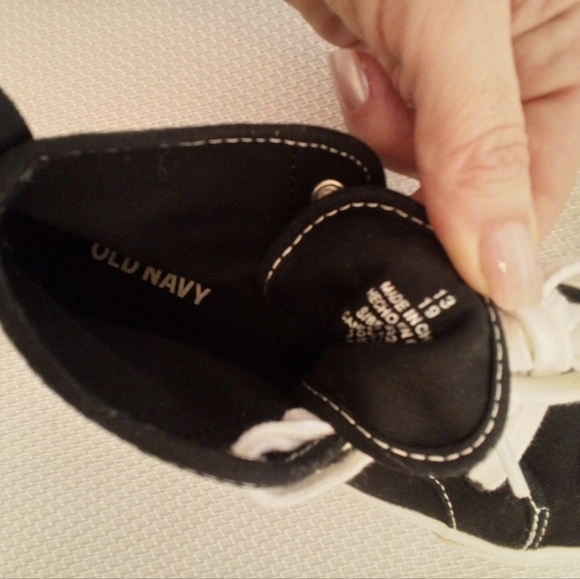 Boys Old Navy Black canvas hightops - Picture 6 of 8